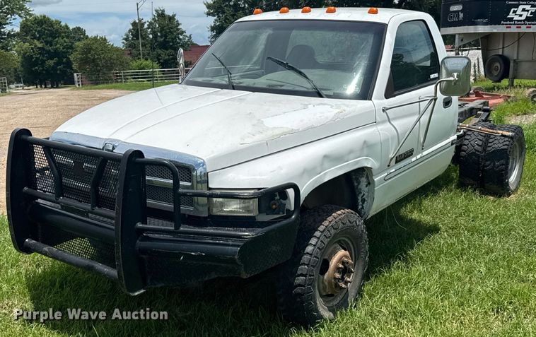 1998 Dodge Ram 3500 pickup truck cab and chassis - DU9303