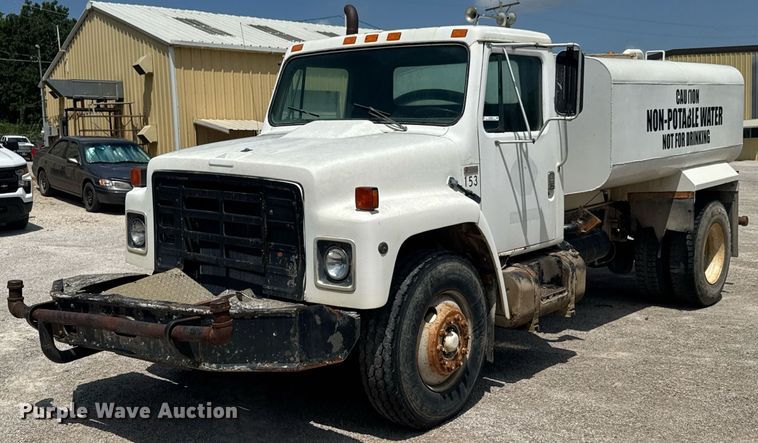 1981 International 1854 water truck - DU9355