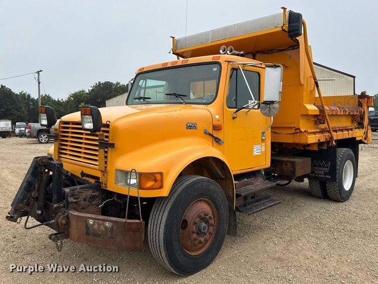 2000 International 4900 dump truck - DW3383