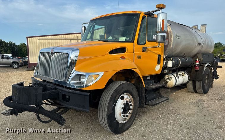 2006 International 7400 oil distributor truck - DW3404