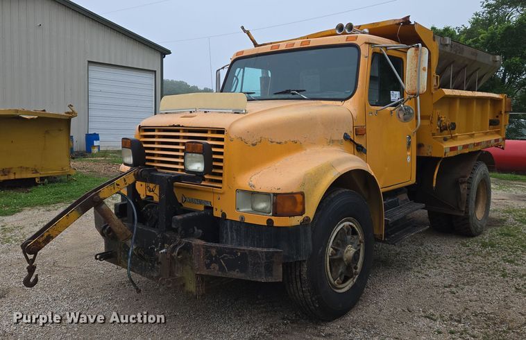 1992 International 4900 dump truck - DW7052