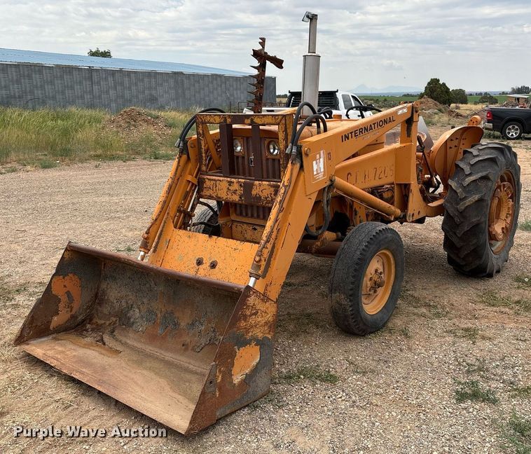 International Harvester 504 tractor - DX8034