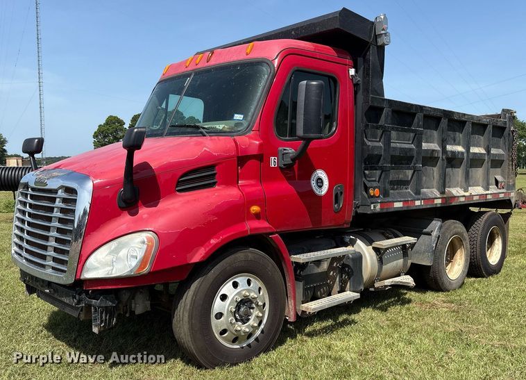 2013 Freightliner Cascadia dump truck - DY0766