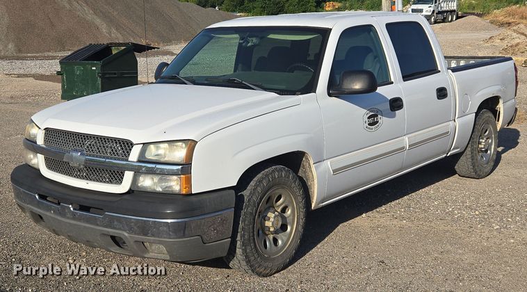 2005 Chevrolet Silverado 1500 Crew Cab pickup truck - DY0818