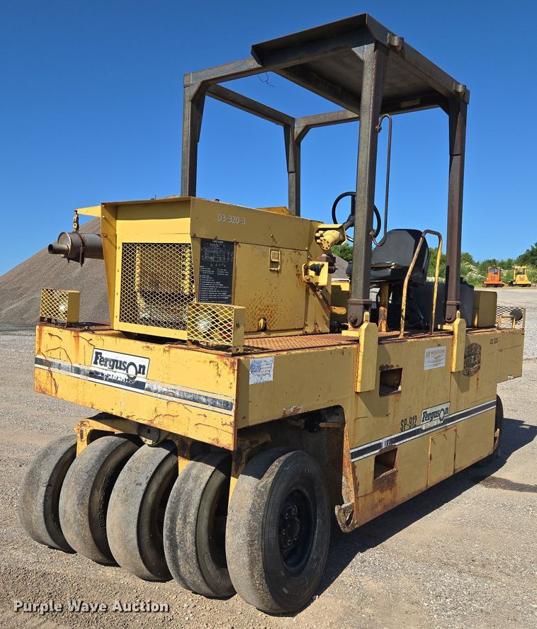 Ferguson SP912 pneumatic roller - DY0821