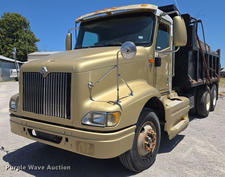 2002 International 9200i dump truck - DY0835