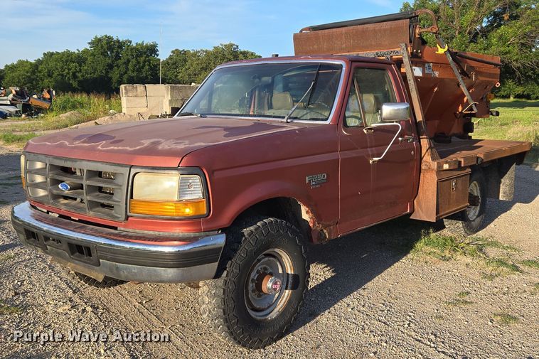 1994 Ford F250 flatbed pickup truck - DY0836