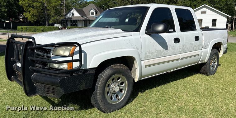 2006 Chevrolet Silverado 1500 Crew Cab pickup truck - DY0841
