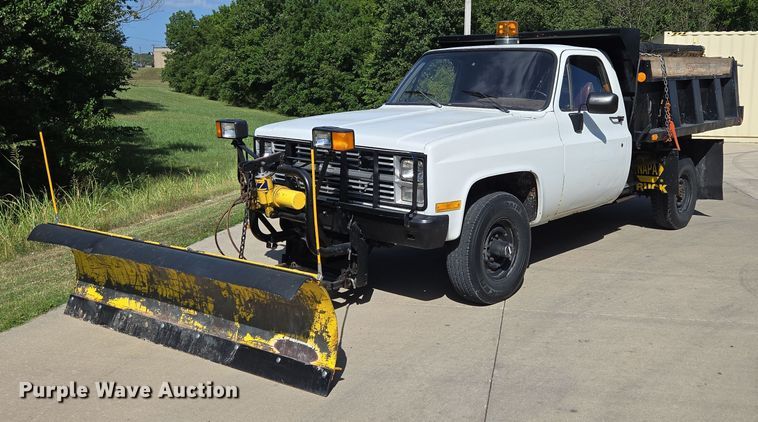 1984 Chevrolet D30 dump bed pickup truck - ED2163