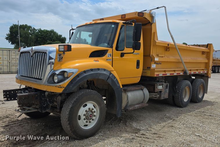 2014 International 7600 dump truck - EF3637