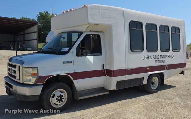 2010 Ford E350 Super Duty shuttle bus - EF3674