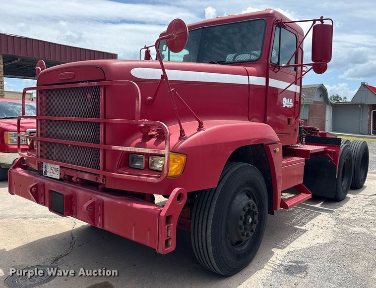 2007 Freightliner FLD120 semi truck - EG8164