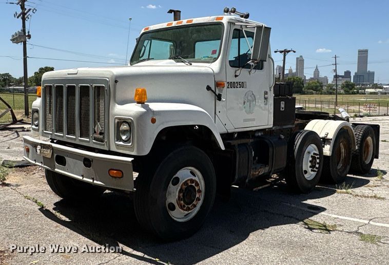 2002 International 2574 semi truck - EG8571