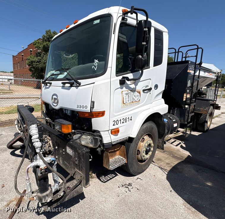 2012 Nissan UD3300 pothole patcher truck - EG8573