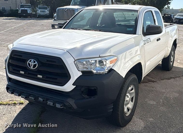2016 Toyota Tacoma Access Cab pickup truck - EG8578