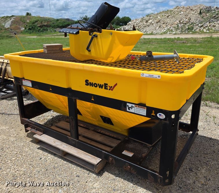 SnowEx 8500 spreader - EK5387