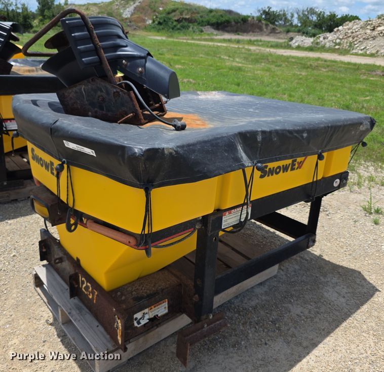 SnowEx  Vee Pro 600  spreader - EK5389