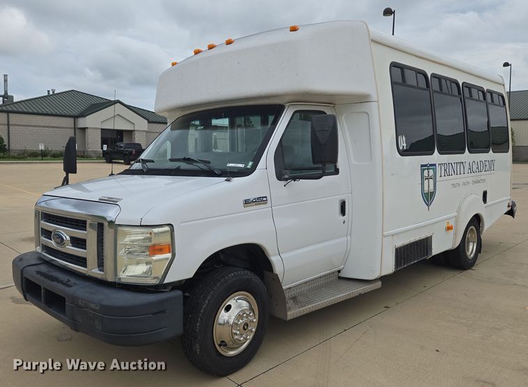 2010 Ford E450 shuttle bus - EN8292