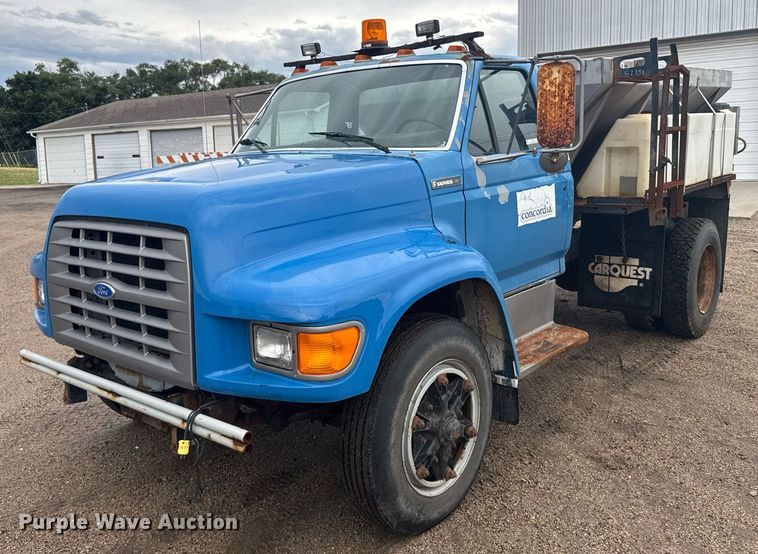 1995 Ford F700 flatbed truck - ER2179