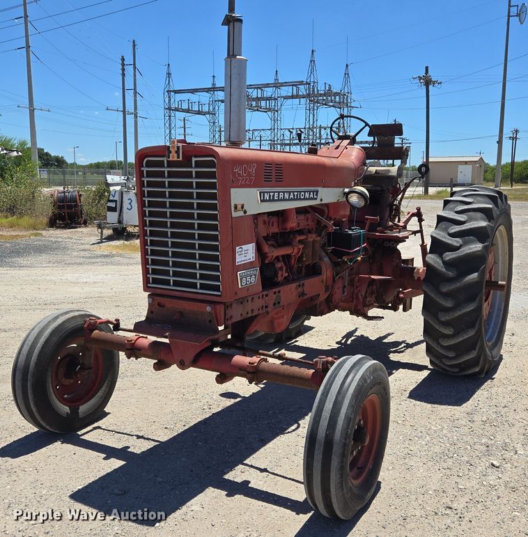 1968 International Harvester Farmall 856D tractor - DT4960