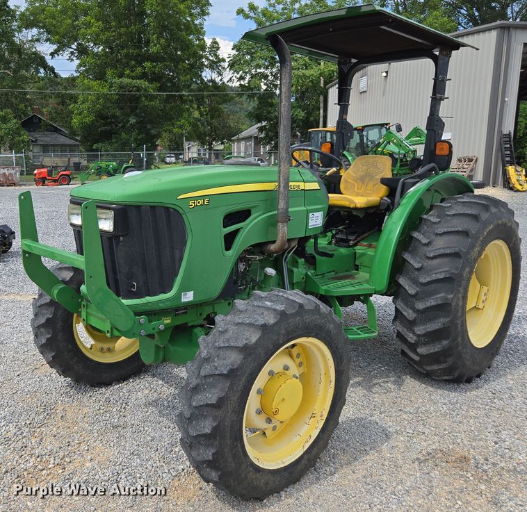 2013 John Deere 5101E MFWD tractor - DU7919