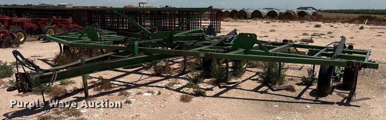 John Deere 610 field cultivator - DX8047