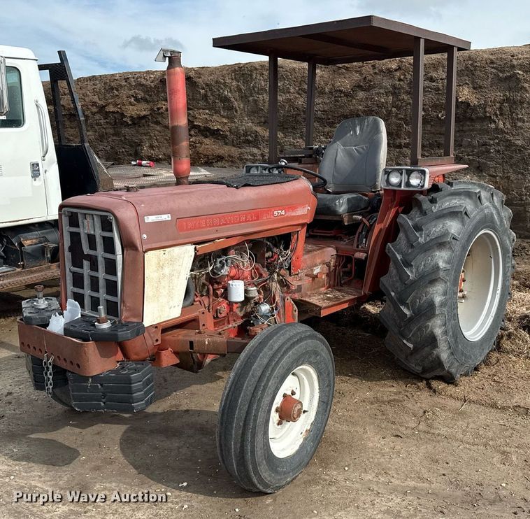 International Harvester 574 tractor - DZ8739