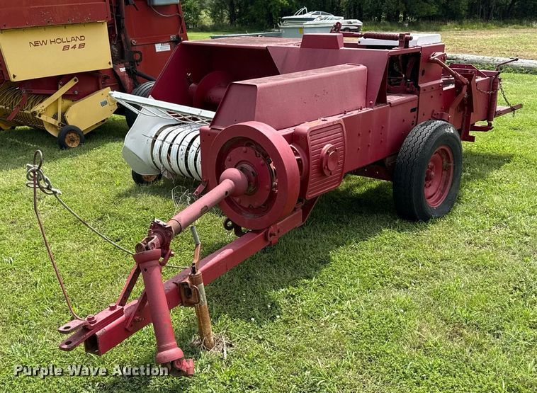 International Harvester 47 small square baler - ED4340
