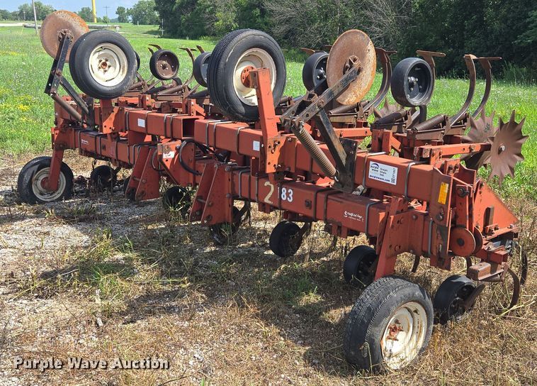 International Harvester 183 row crop cultivator - EF1827