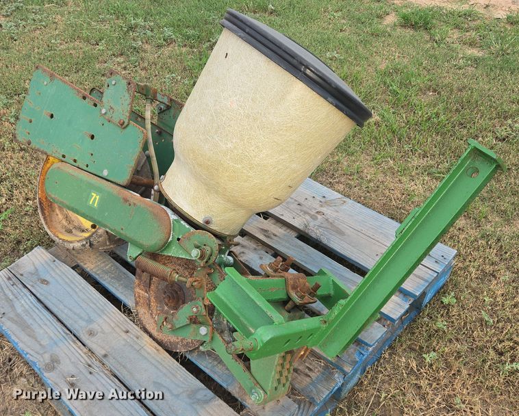 John Deere 71 single row planter - EQ4079