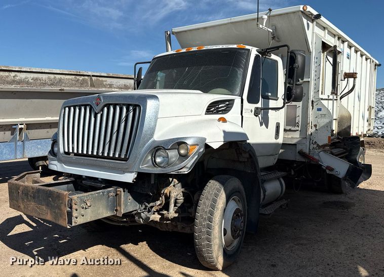 2013 International 7400 feed delivery truck - EQ4588