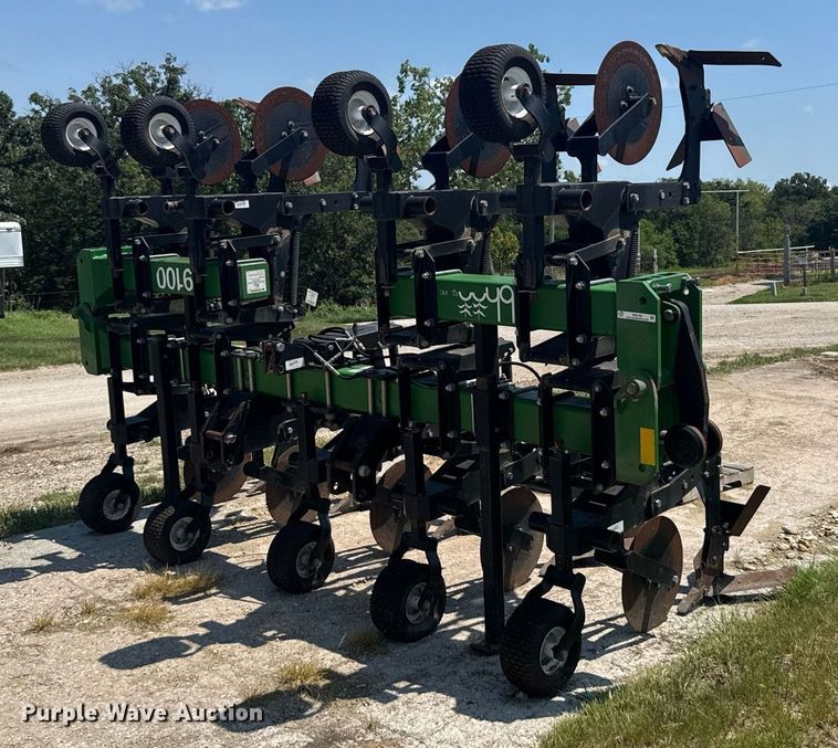 B&H Mfg. 9100 row crop cultivator - ER2165