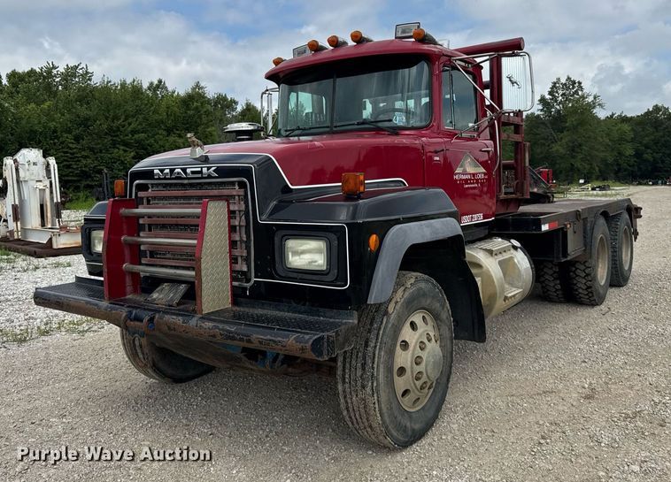 1998 Mack RD690S winch truck - DI9821