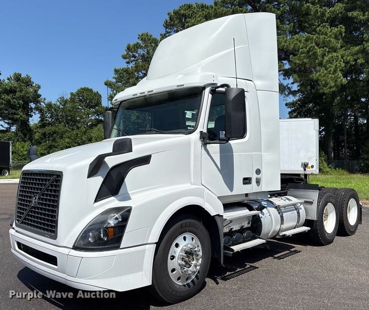 2018 Volvo VNL semi truck - DM1958