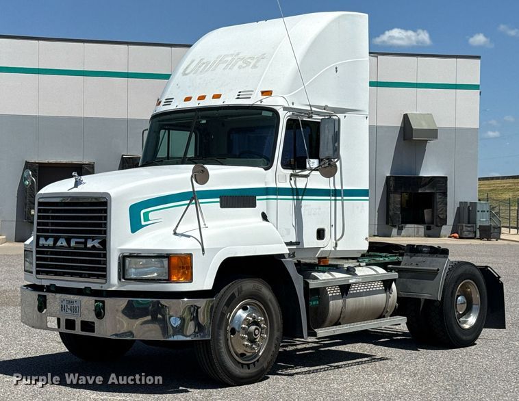 2001 Mack CHU612 semi truck - DO7175