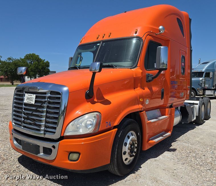 2016 Freightliner Cascadia 125 semi truck - DS3830