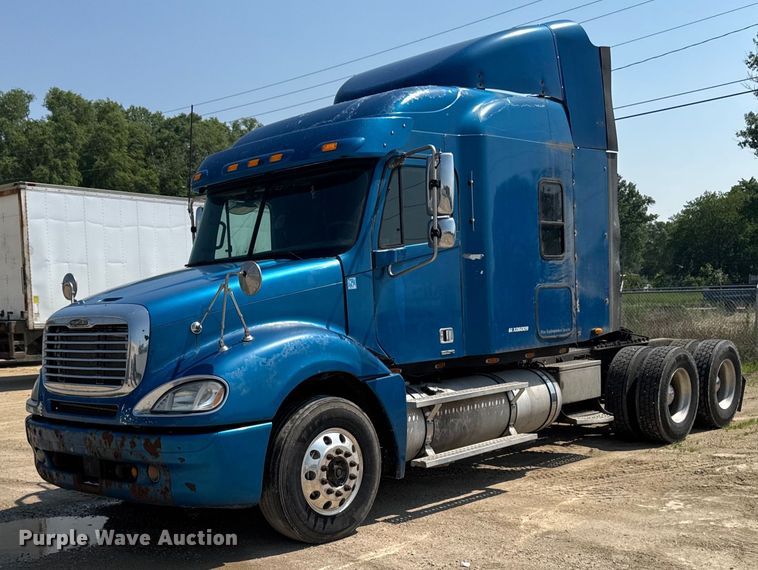 2006 Freightliner Columbia semi truck - DV2735