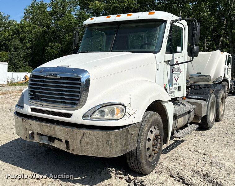 2006 Freightliner Columbia semi truck - DW7104