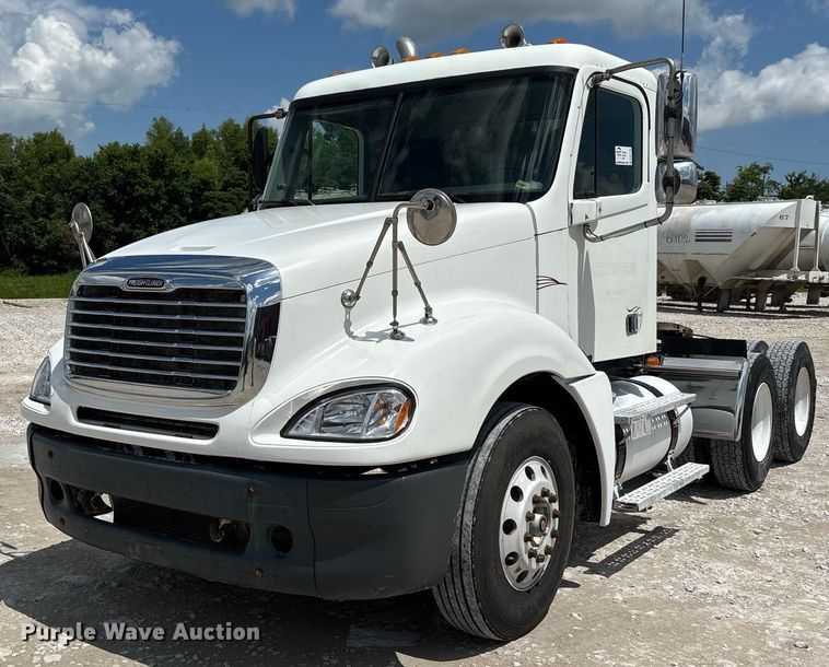 2007 Freightliner semi truck - DW7194