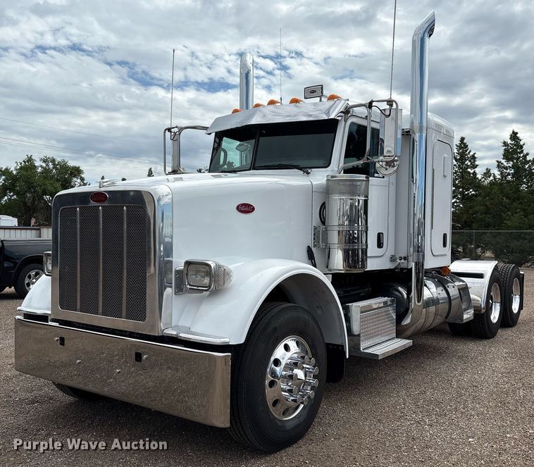 2013 Peterbilt 367 semi truck - DX8052