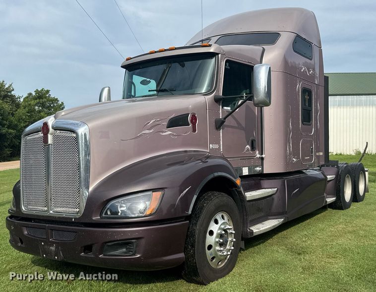 2010 Kenworth T660 semi truck - DY0391