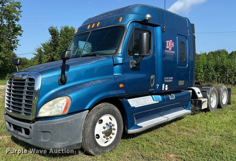2009 Freightliner Cascadia semi truck - DY0754