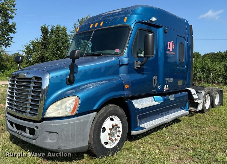 2009 Freightliner Cascadia semi truck - DY0755