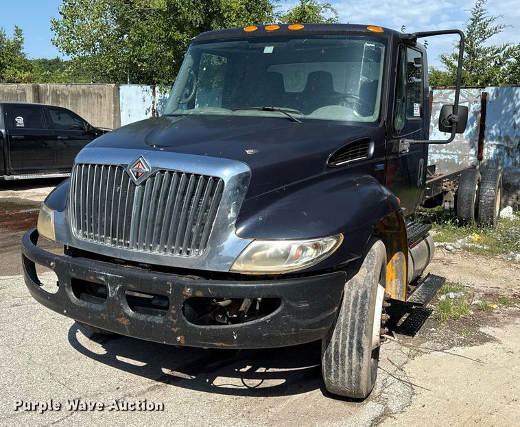 2011 International DuraStar 4300 truck cab and chassis - ED4326
