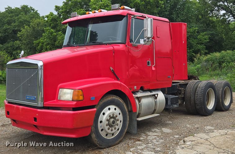 1988 WhiteGMC WIA Areo semi truck - EF1795