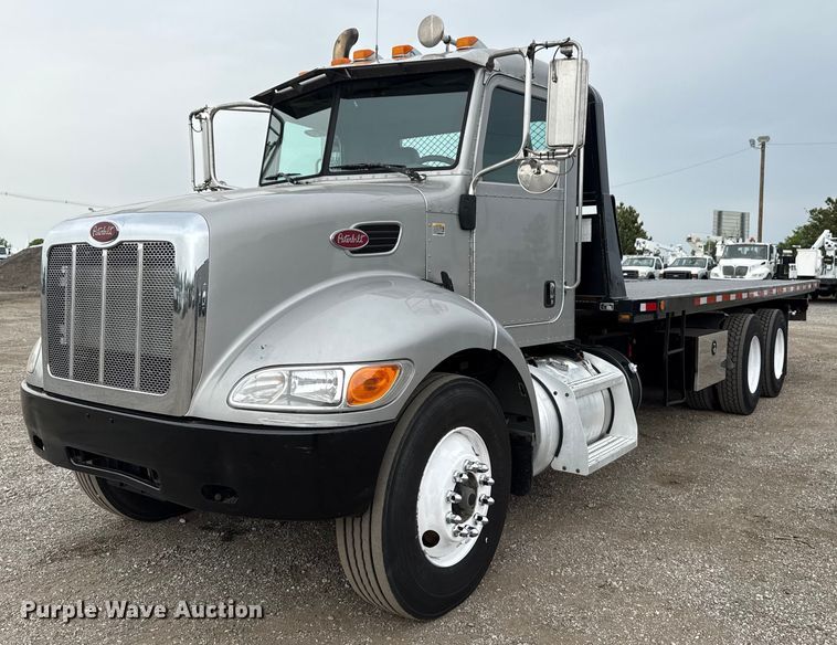 2011 Peterbilt 348 tow truck - EG5787