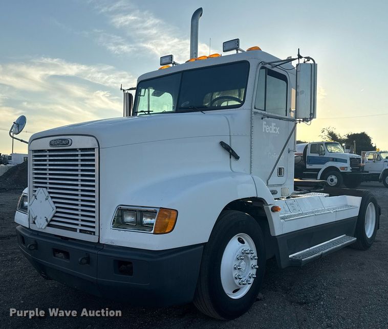 2000 Freightliner FLD semi truck - EG6064