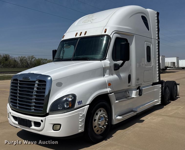2016 Freightliner Cascadia semi truck - EG6353