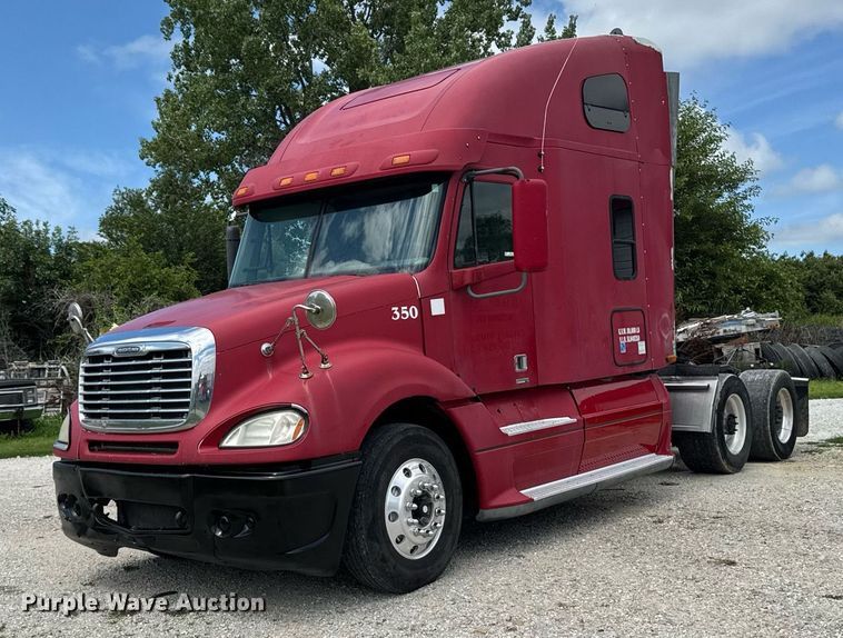 2005 Freightliner Columbia semi truck - EM2159