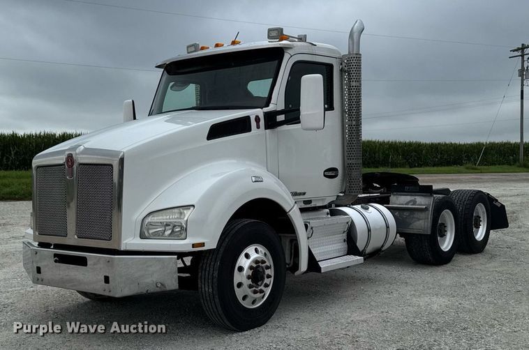 2015 Kenworth T880 semi truck - EM2165